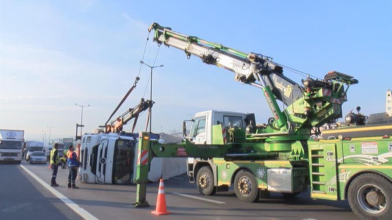 Pendik TEM Otoyolunda TIR devrildi; İstanbul yönünde yoğunluk