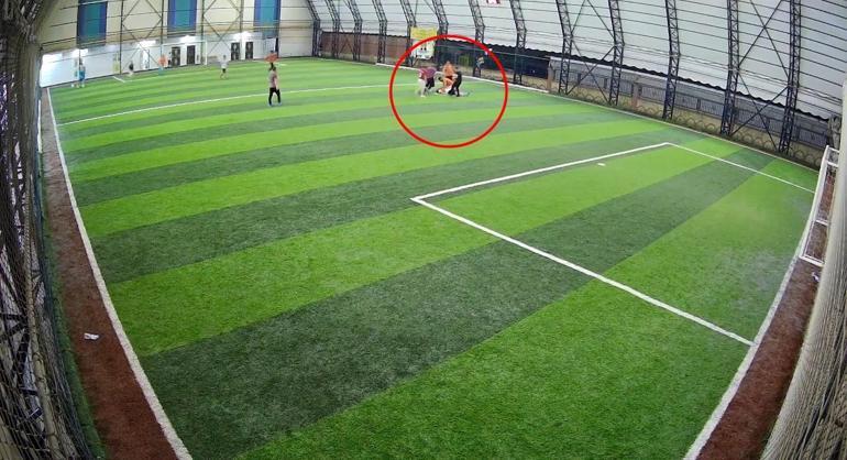 Halı sahada kalp krizi geçirdi; fenalaştığı anlar kamerada