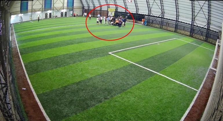 Halı sahada kalp krizi geçirdi; fenalaştığı anlar kamerada
