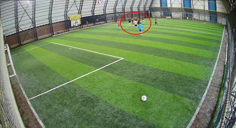 Halı sahada kalp krizi geçirdi; fenalaştığı anlar kamerada