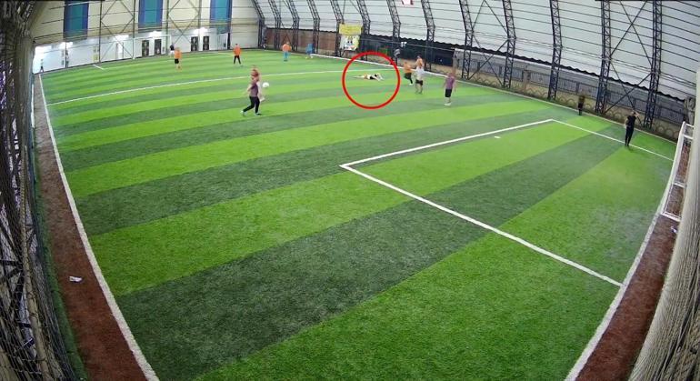 Halı sahada kalp krizi geçirdi; fenalaştığı anlar kamerada