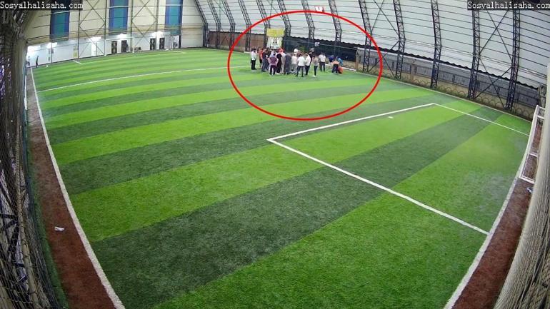 Halı sahada kalp krizi geçirdi; fenalaştığı anlar kamerada