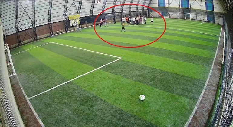 Halı sahada kalp krizi geçirdi; fenalaştığı anlar kamerada