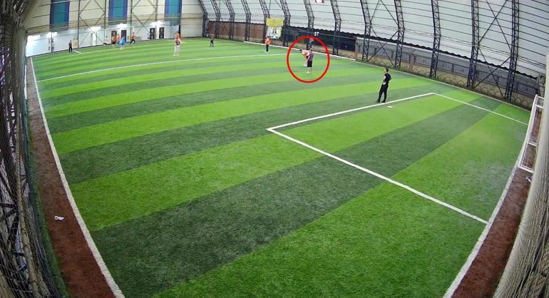 Halı sahada kalp krizi geçirdi; fenalaştığı anlar kamerada