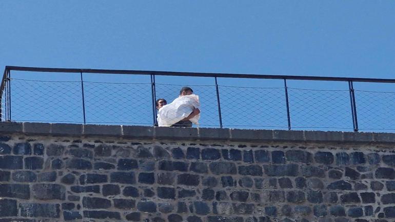 Diyarbakırda surlara asılan İmamoğlu pankartlarına polis el koydu