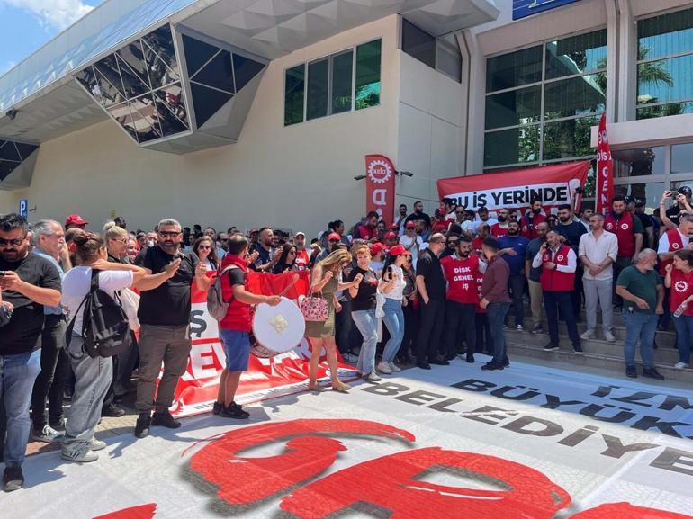 İzmir’de 23 bin işçi greve çıktı; otobüs duraklarında yoğunluk oluştu