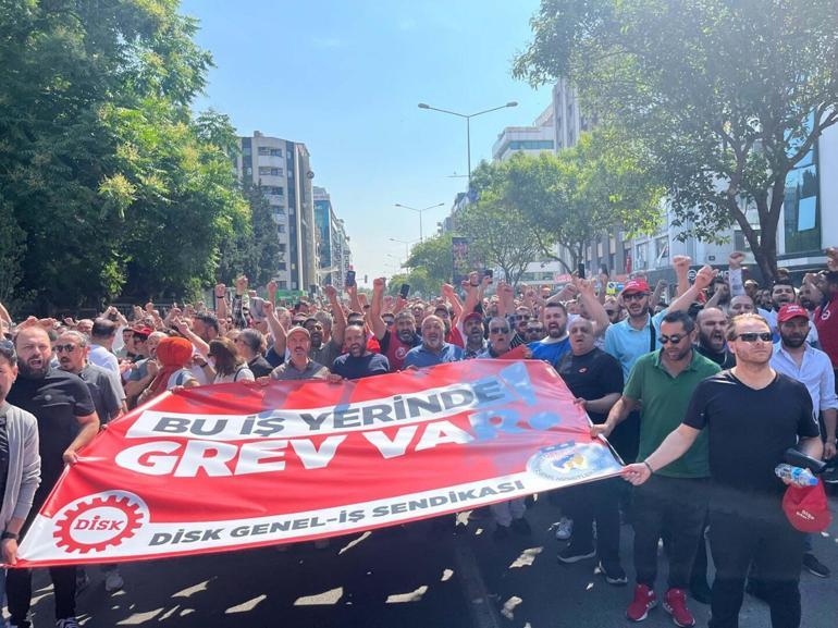 İzmir’de 23 bin işçi greve çıktı; otobüs duraklarında yoğunluk oluştu