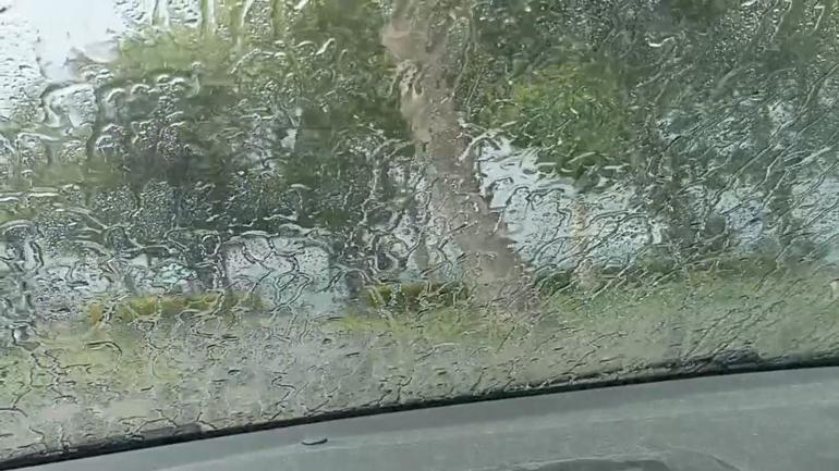 İstanbulda sağanak ve dolu yağışı: Yollar göle döndü, ev ve iş yerlerini su bastı