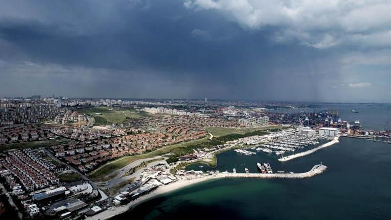 İstanbulda gökyüzünü karabulutlar kapladı, yağmur başladı