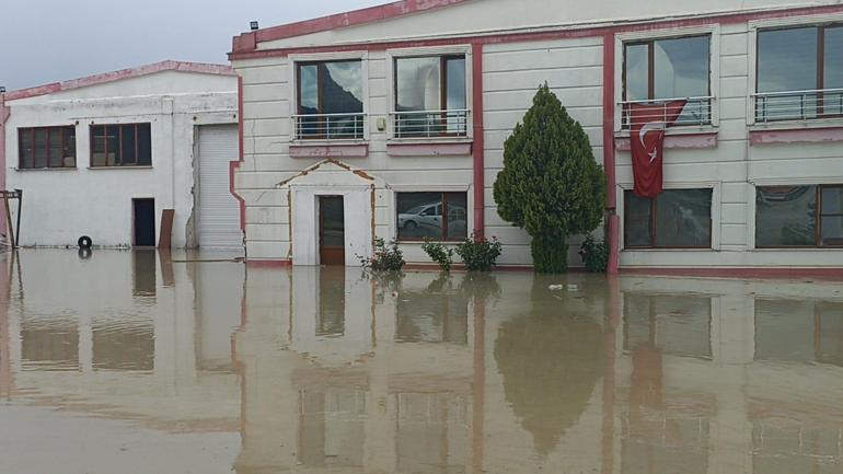 Kastamonuda sağanak; sanayi bölgesinde üretim durduruldu