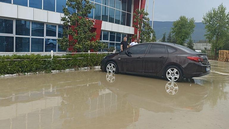 Kastamonuda sağanak; sanayi bölgesinde üretim durduruldu