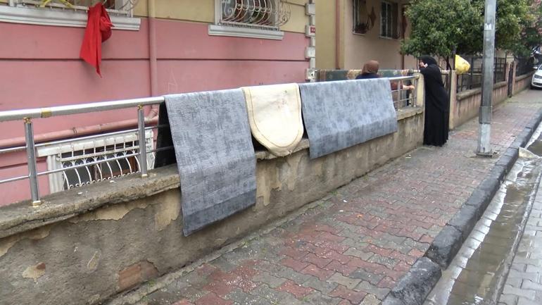 İstanbulda sağanak ve dolu yağışı: Yollar göle döndü, ev ve iş yerlerini su bastı