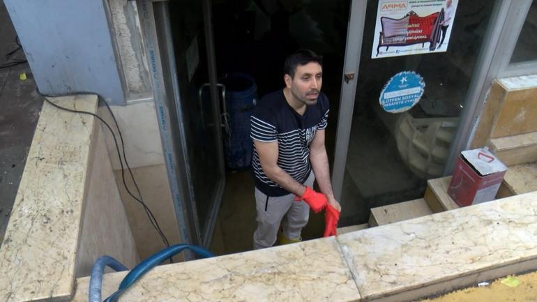 İstanbulda sağanak ve dolu yağışı: Yollar göle döndü, ev ve iş yerlerini su bastı