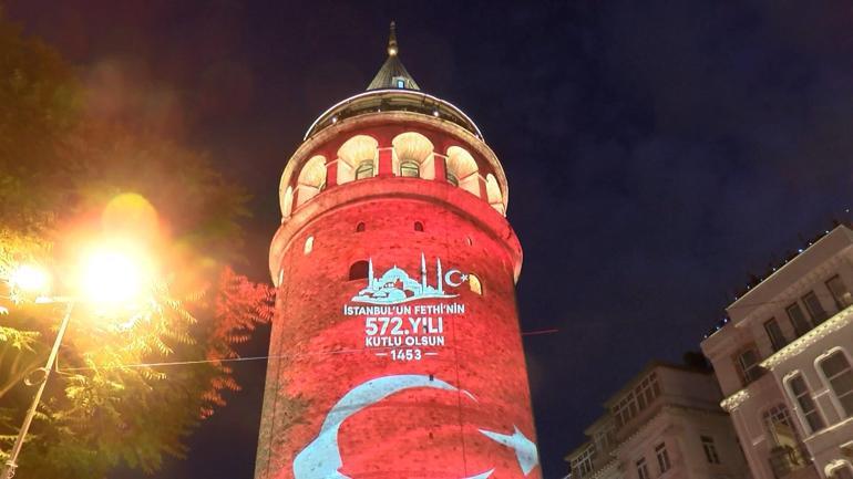 İstanbulun Fethinin 572’nci yıl dönümünde Galata Kulesi’ne Türk Bayrağı yansıtıldı