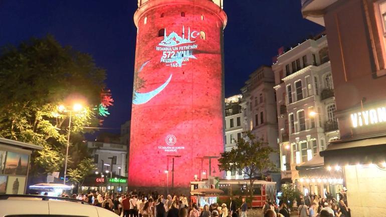 İstanbulun Fethinin 572’nci yıl dönümünde Galata Kulesi’ne Türk Bayrağı yansıtıldı