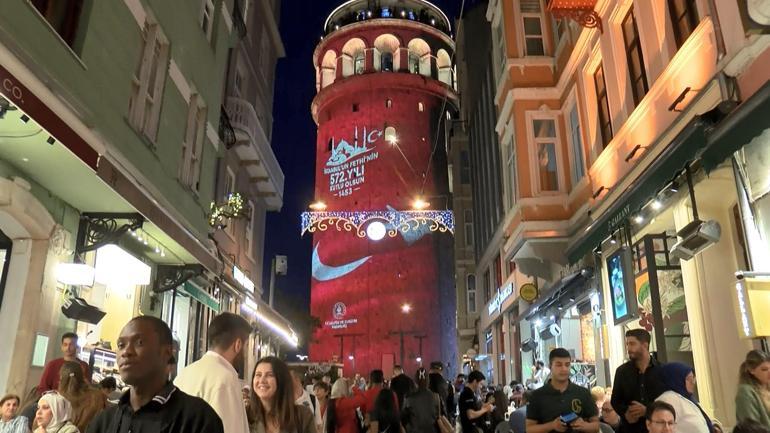 İstanbulun Fethinin 572’nci yıl dönümünde Galata Kulesi’ne Türk Bayrağı yansıtıldı