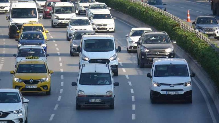 İzmirde grevin ikinci gününde duraklarda yine yoğunluk oluştu