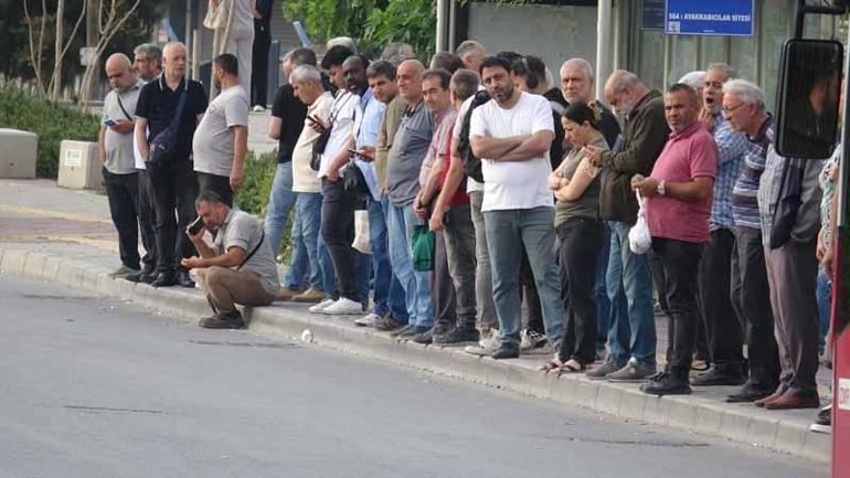 İzmirde grevin ikinci gününde duraklarda yine yoğunluk oluştu