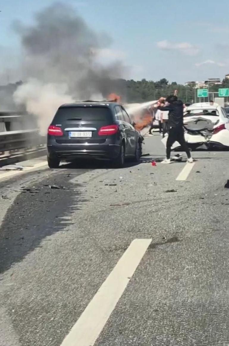 Kuzey Marmara Otoyolunda zincirleme kazaya karışan araçlarda yangın; son anda kurtuldular: 3 yaralı