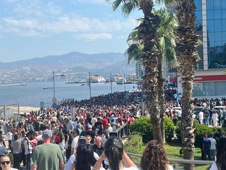 İzmirde grevin ikinci gününde duraklarda yine yoğunluk oluştu