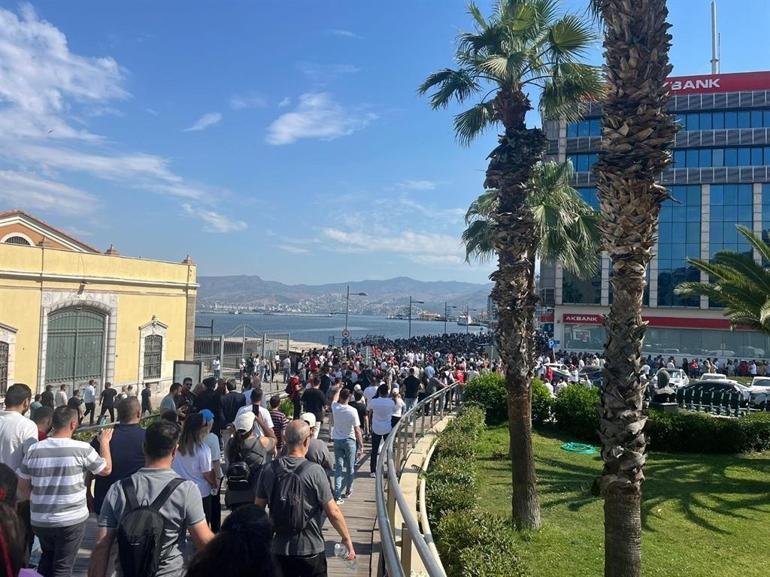 İzmirde grevin ikinci gününde duraklarda yine yoğunluk oluştu