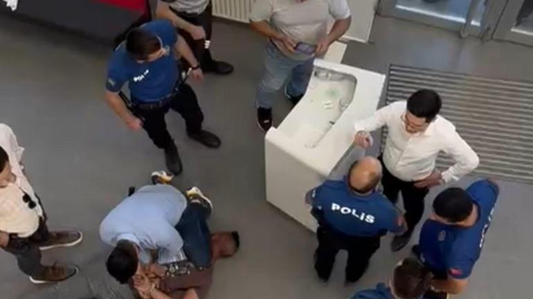 Bankada şube müdürüne bıçak çeken şüpheli suçüstü yakalandı