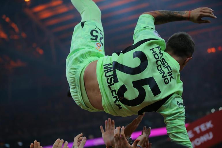Galatasaray şampiyonluğunu taraftarıyla stadyumda kutladı