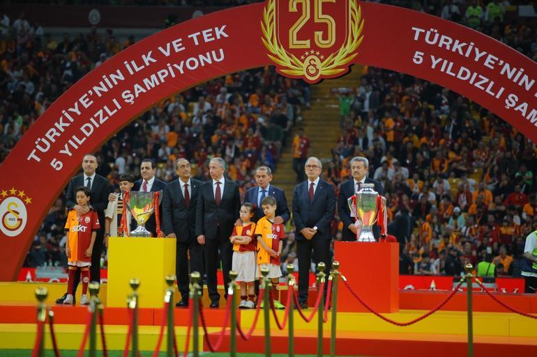 Galatasaray şampiyonluğunu taraftarıyla stadyumda kutladı