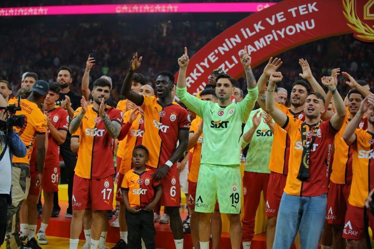 Galatasaray şampiyonluğunu taraftarıyla stadyumda kutladı