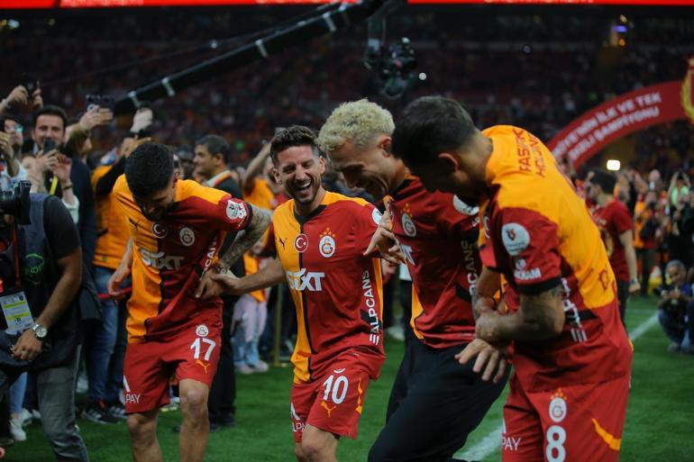 Galatasaray şampiyonluğunu taraftarıyla stadyumda kutladı
