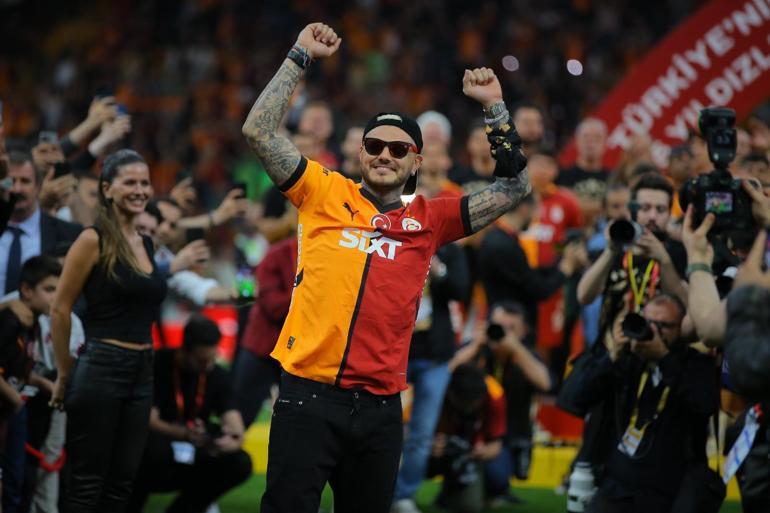 Galatasaray şampiyonluğunu taraftarıyla stadyumda kutladı
