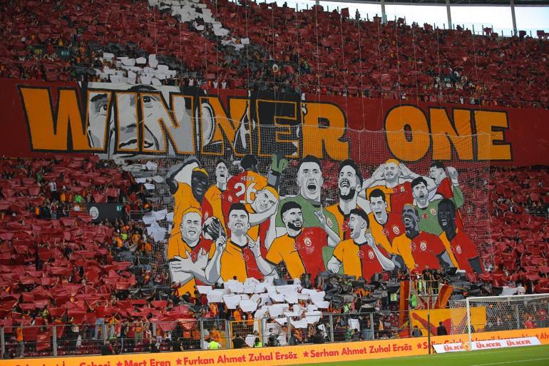Galatasaray şampiyonluğunu taraftarıyla stadyumda kutladı