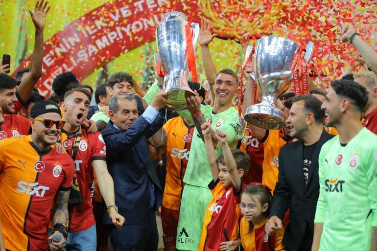 Galatasaray şampiyonluğunu taraftarıyla stadyumda kutladı