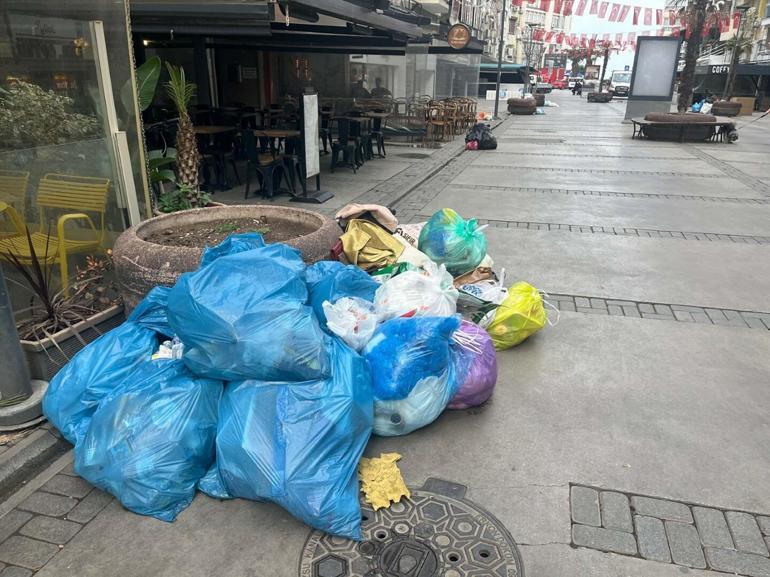 İzmirde grevin 3üncü gününde sokaklarda çöpler birikti