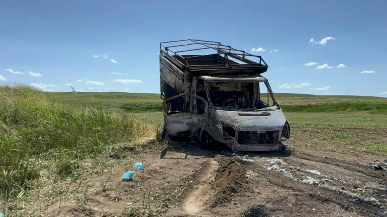 Kamyonette yakılan baba ve oğlunun cenazeleri, yan yana defnedildi