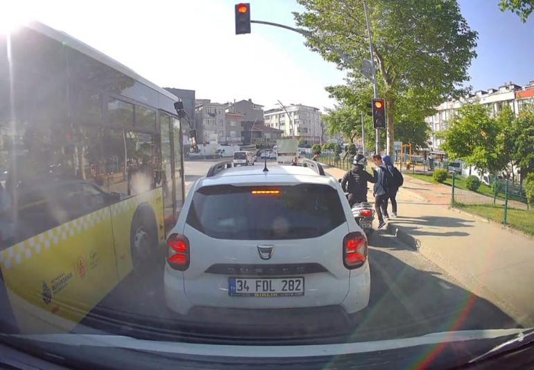 Sultangazide kırmızı ışıkta geçmeye çalışan motosikletli öğrenciye çarptı