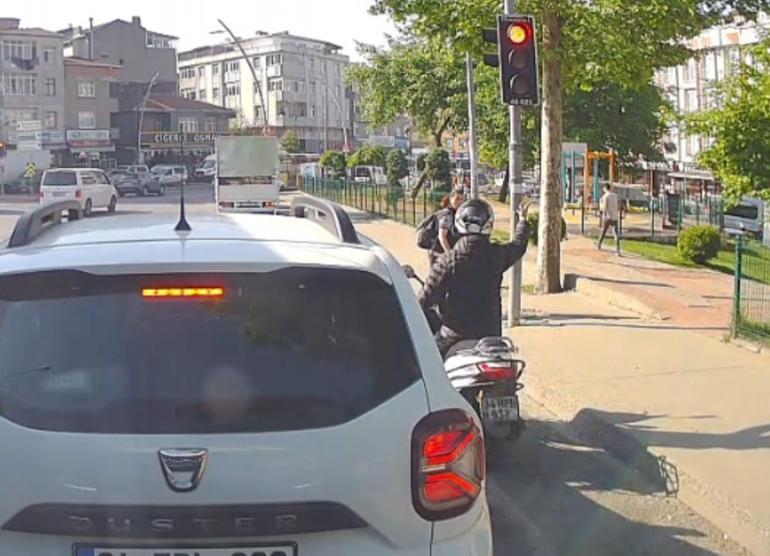 Sultangazide kırmızı ışıkta geçmeye çalışan motosikletli öğrenciye çarptı