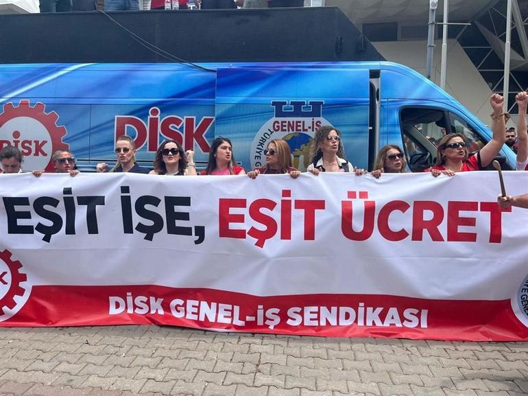 İzmirde grevin 3üncü gününde sokaklarda çöpler birikti