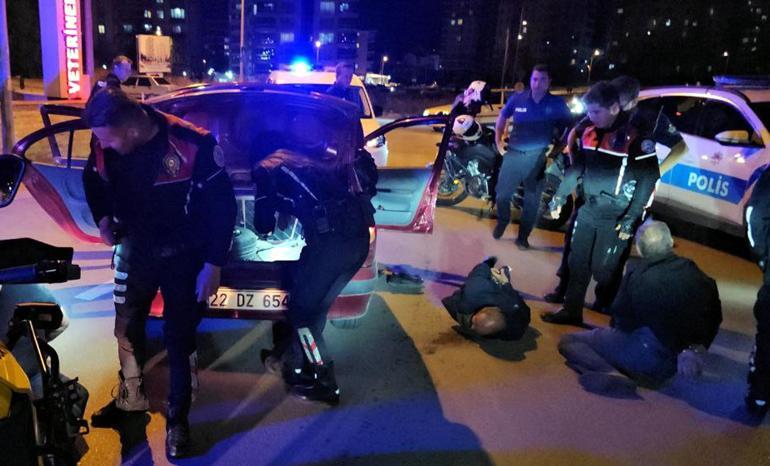 Dur ihtarına uymayan otomobildekilerden biri: Ben kaçmadım, neden kaçayım, şoför kaçtı