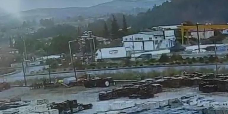 Sinyalizasyon direğine çarpan hafif ticari aracın sürücüsünün öldüğü kaza kamerada