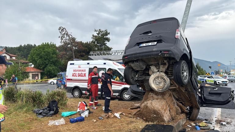 Sinyalizasyon direğine çarpan hafif ticari aracın sürücüsünün öldüğü kaza kamerada