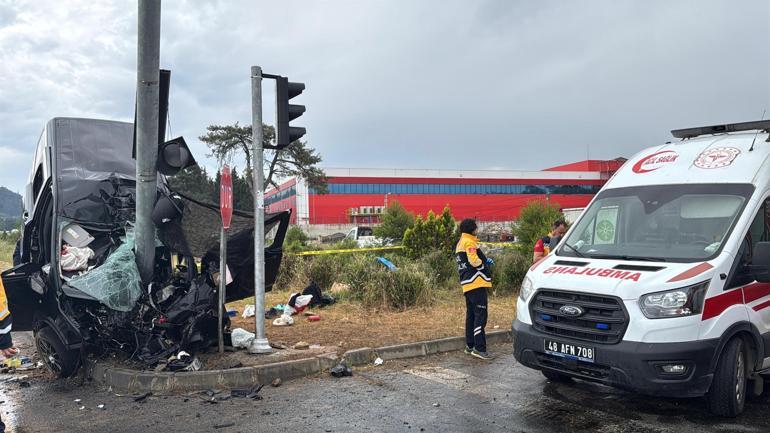 Sinyalizasyon direğine çarpan hafif ticari aracın sürücüsünün öldüğü kaza kamerada
