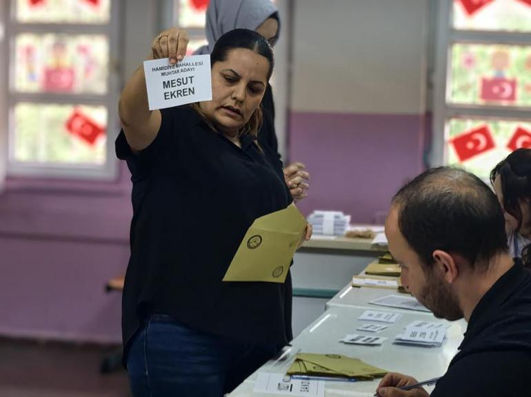 Seçimi kazanan muhtar, yakınlarıyla çiftetelli oynadı