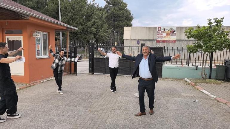 Seçimi kazanan muhtar, yakınlarıyla çiftetelli oynadı