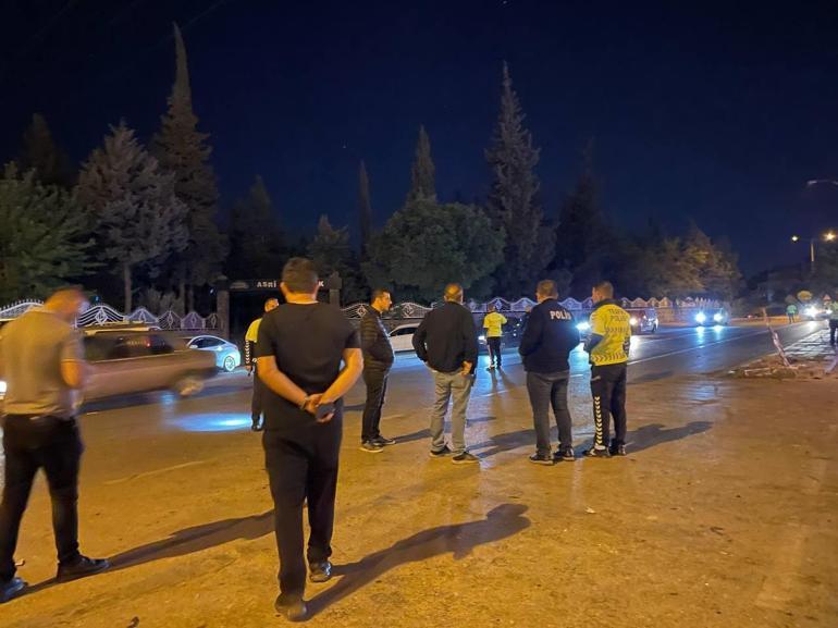 Gaziantepte hafif ticari araç ile otomobil çarpıştı: 5 ölü, 2 yaralı