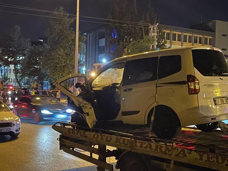 Gaziantepte hafif ticari araç ile otomobil çarpıştı: 5 ölü, 2 yaralı