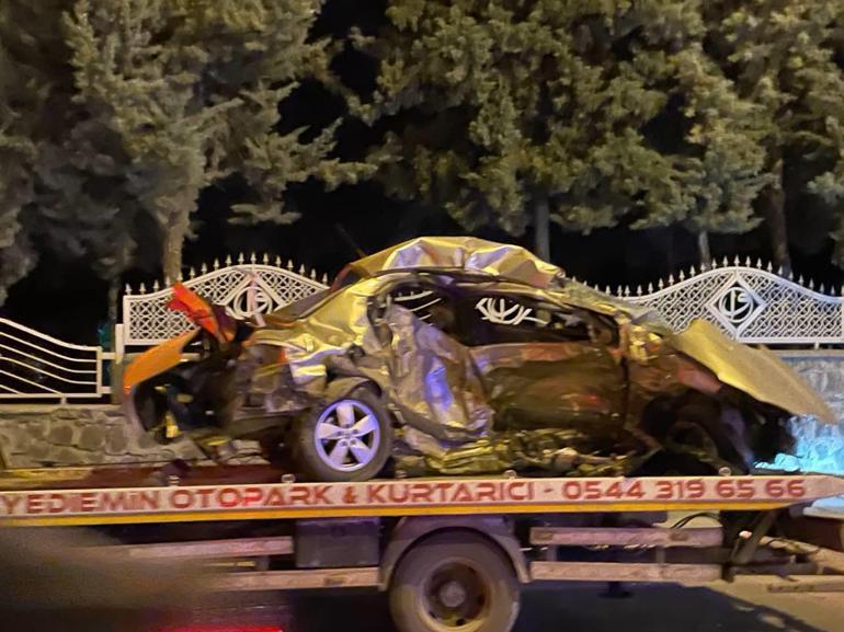 Gaziantepte hafif ticari araç ile otomobil çarpıştı: 5 ölü, 2 yaralı