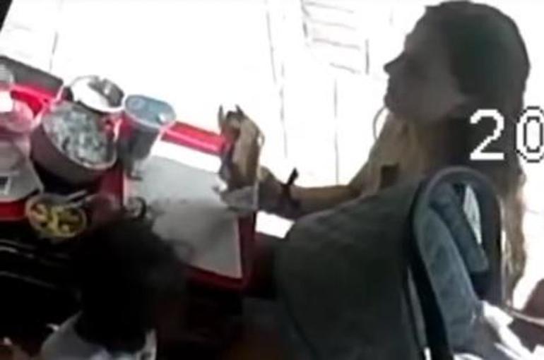 Kopardığı saçını tostunun içine koydu, o anlar kamerada