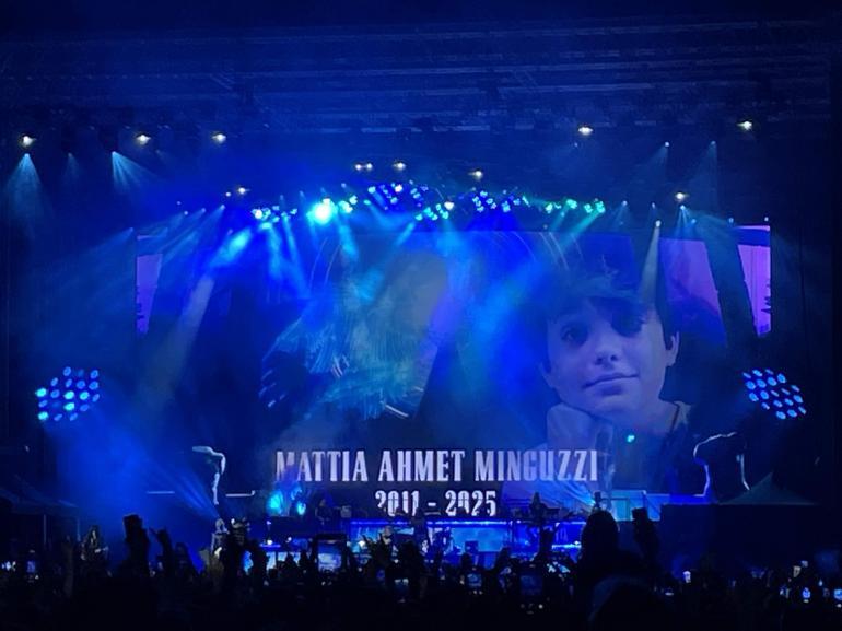 Guns N Roses, İstanbul konserinde Mattia Ahmet Minguzziye şarkı hediye etti