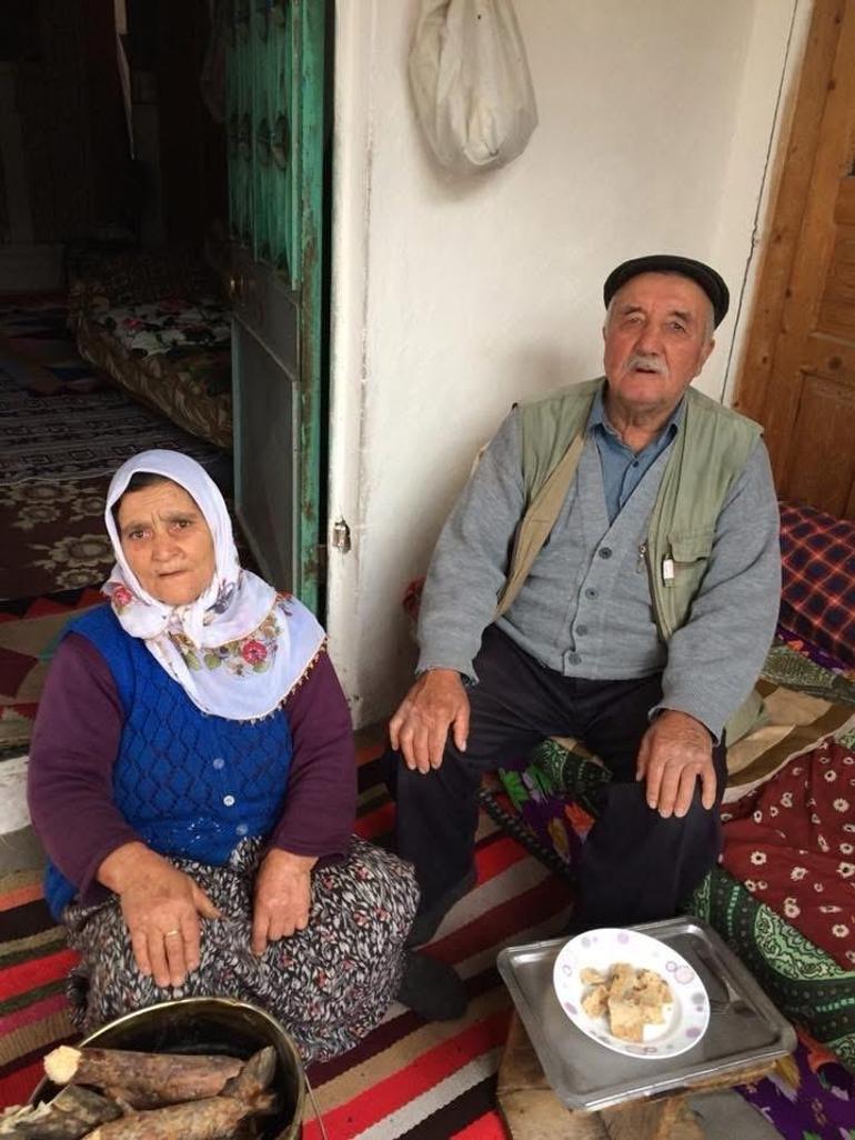 Sivasta devrilen traktördeki çift, öldü